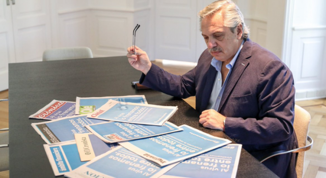 El presidente Alberto Fernández leyendo diarios argentinos
